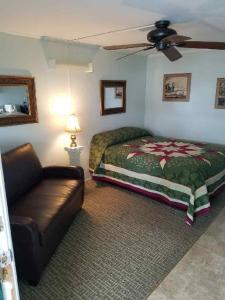 um quarto com uma cama e um sofá em Crosswinds Motel em Old Orchard Beach