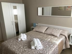 Łóżko lub łóżka w pokoju w obiekcie Apartamento DELUXE Benalmádena