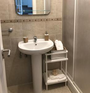 łazienka z umywalką i lustrem w obiekcie Apartamento DELUXE Benalmádena w mieście Benalmádena