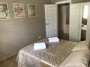 Łóżko lub łóżka w pokoju w obiekcie Apartamento DELUXE Benalmádena