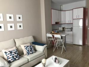 salon z kanapą i kuchnią w obiekcie Apartamento DELUXE Benalmádena w mieście Benalmádena