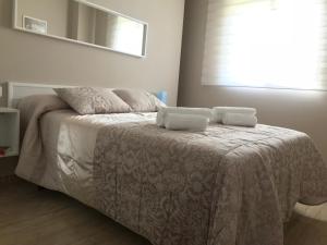 Łóżko lub łóżka w pokoju w obiekcie Apartamento DELUXE Benalmádena