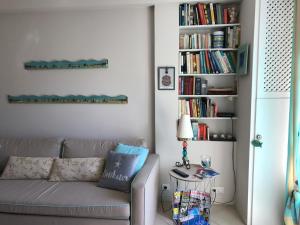 聖讓卡弗爾拉的住宿－"L'olivadou" ST JEAN CAP FERRAT，客厅配有沙发和带书籍的书架