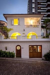 un edificio con un reloj en la parte delantera en Pousada Casa da Vitória, en Salvador