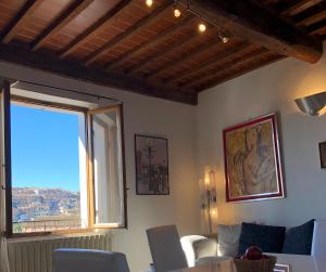 a living room with a couch and a window at Casa Emilio in Siena