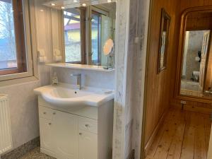 un bagno con lavandino e specchio di Sosnowy Zakatek a Wisła