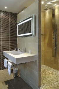 A bathroom at Brit Hotel Châteaudun