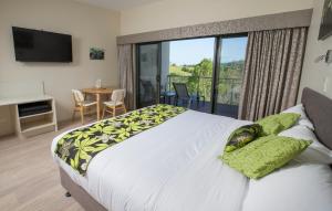 1 dormitorio con 1 cama grande y balcón en Mapleton Springs, en Mapleton