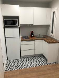 A kitchen or kitchenette at Apartamentos Catedral Escalinata
