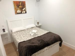 A bed or beds in a room at Apartamentos Catedral Escalinata
