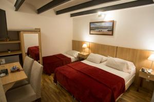 una habitación de hotel con una cama y un espejo en Hotel Casablanca Montevideo, en Montevideo