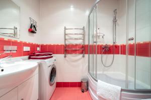 - une salle de bains rouge et blanche avec un lave-linge dans l'établissement Classic Apartments in Old Town, à Tallinn 33 autres photos