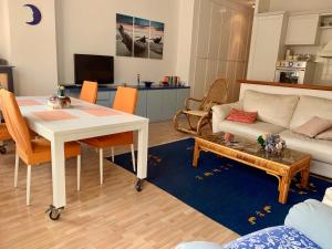 uma sala de estar com uma mesa e um sofá em Il Nido tra gli Ulivi em Rapallo