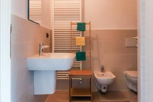 La salle de bains est pourvue d'un lavabo et de toilettes. dans l'établissement Agriturismo Croce del Gal, à Vérone