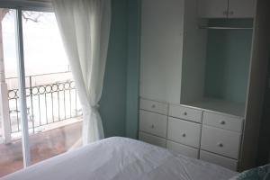 Un pat sau paturi într-o cameră la SunPort Beach Resort