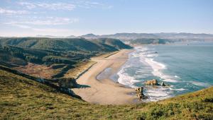 - une vue aérienne sur une plage avec l'océan dans l'établissement Apartamento OD, à Piedras Blancas