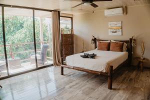 Giường trong phòng chung tại Samara Chillout Lodge - Adults only