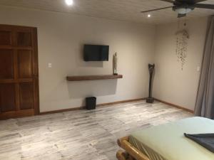 TV a/nebo společenská místnost v ubytování Samara Chillout Lodge - Adults only
