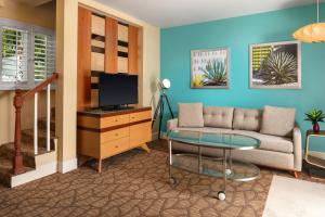 パーム・スプリングスにあるMovie Colony Hotel - Adults Onlyのリビングルーム(ソファ、テレビ付)