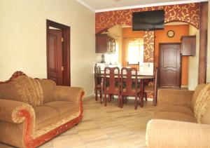 a living room with a couch and a dining room at Apart Hotel K-Lisma in San Pedro Sula