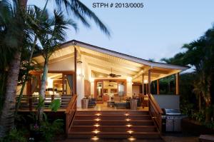 una casa con un portico illuminato di Paia Inn a Paia