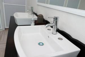 Hotel Boutique Otomi cerca de Tolantongo في Cardonal: حمام مع حوض أبيض ومرآة