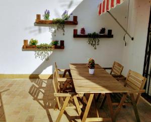 セビリアにあるIdilico ático en Triana-3BD+1BTHの鉢植えの木製テーブルと椅子