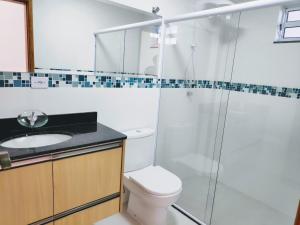 een badkamer met een toilet, een douche en een wastafel bij Sky S House in Sao Paulo