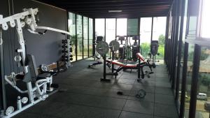 un gimnasio con cintas de correr y equipamiento en un edificio en Innfiniti Hotel & Suites en Panamá