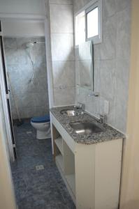 un baño con lavabo e inodoro en Delta House, en Salta 58 fotos más
