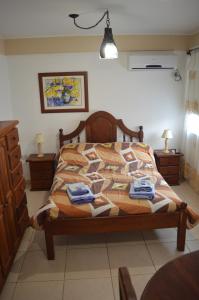 1 dormitorio con 1 cama con toallas en Delta House en Salta