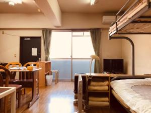 1 dormitorio con litera, escritorio y ordenador en Nishijin Ivy, en Kioto