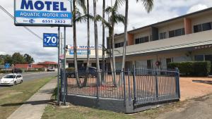 un panneau du motel devant un bâtiment dans l'établissement Aquatic Motor Inn, à Taree