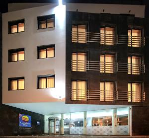un edificio alto con luces encendidas en Hotel Comfort Inn Ponta Delgada, en Ponta Delgada