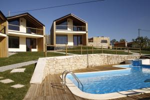 uma villa com uma piscina e uma casa em Casa de Lobos em Cabeceiras de Basto