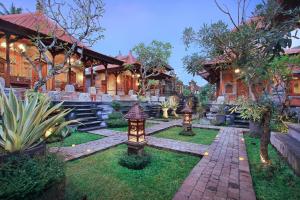 un patio de una casa con luces en el césped en Ketut's Place Villas Ubud en Ubud