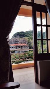 Cette chambre dispose d'une fenêtre offrant une vue sur un bâtiment. dans l'établissement Truong An Hotel, à Vung Tau