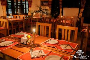 una mesa en un restaurante con una vela en Dhulikhel boutique hotel en Dhulikhel