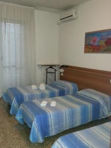 Postel nebo postele na pokoji v ubytování Hotel Lombardia
