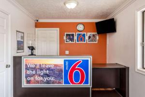 TV a/nebo společenská místnost v ubytování Motel 6 Tremonton, Utah