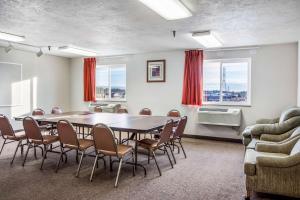 uma sala de conferências com mesa e cadeiras em Motel 6-Wilsonville, OR - Portland em Wilsonville