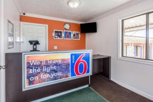 TV a/nebo společenská místnost v ubytování Motel 6 Tremonton, Utah