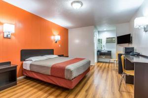Postel nebo postele na pokoji v ubytování Motel 6 Tremonton, Utah