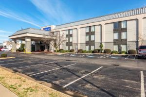 an empty parking lot in front of a hotel at Motel 6-Conway, AR in Conway