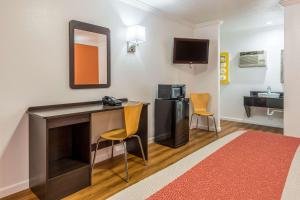 TV a/nebo společenská místnost v ubytování Motel 6 Tremonton, Utah