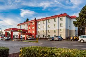 un gran edificio con una gasolinera en un aparcamiento en Motel 6-Wilsonville, OR - Portland, en Wilsonville