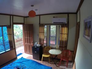 Habitación con mesa y 2 sillas en Mango House Apartments en Panglao