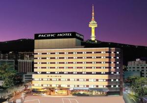 首爾的住宿－太平洋酒店，一座以cn塔为背景的酒店