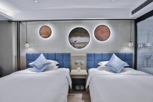 A bed or beds in a room at SSAW Boutique Hotel Hangzhou Ant Z-space