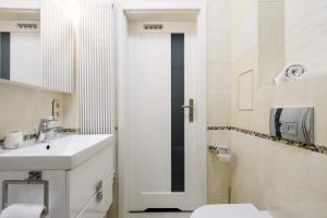un bagno con un water bianco e un lavandino di Studio Tamka by BookingHost a Varsavia Altre 13 foto